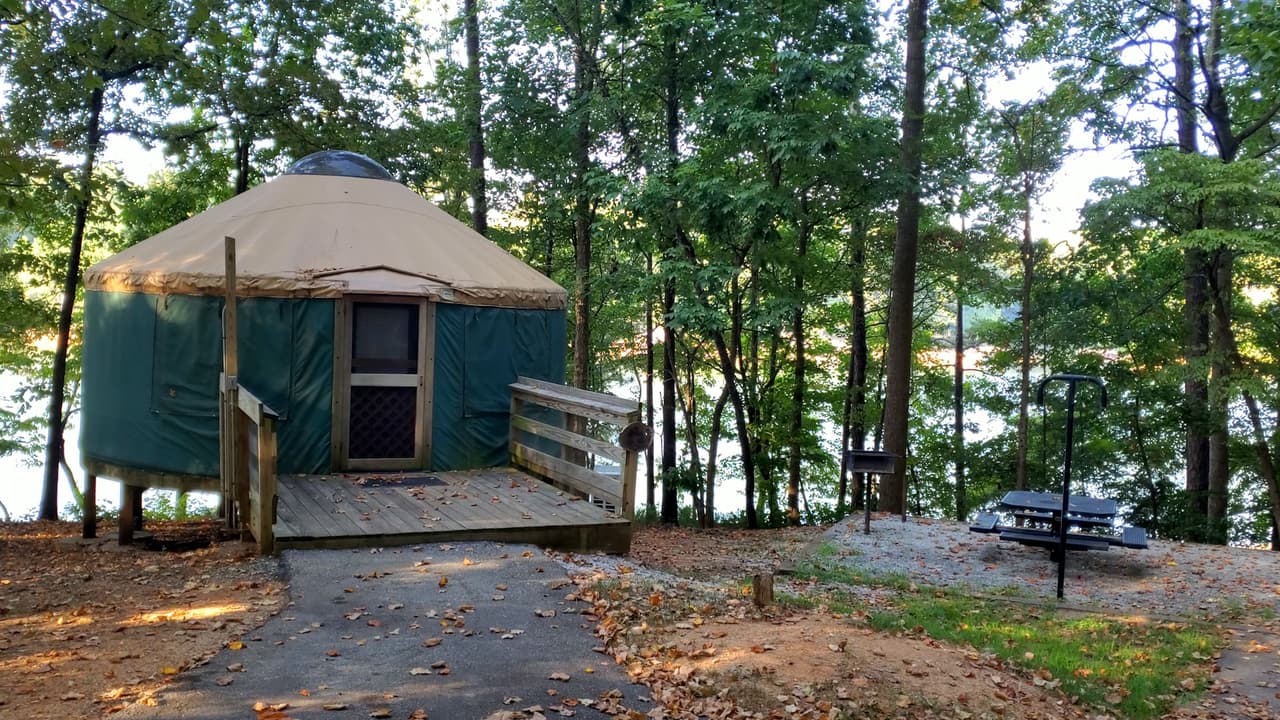 Varias yurtas ubicadas en medio del bosque y a la orilla del lago destacan entre las opciones.