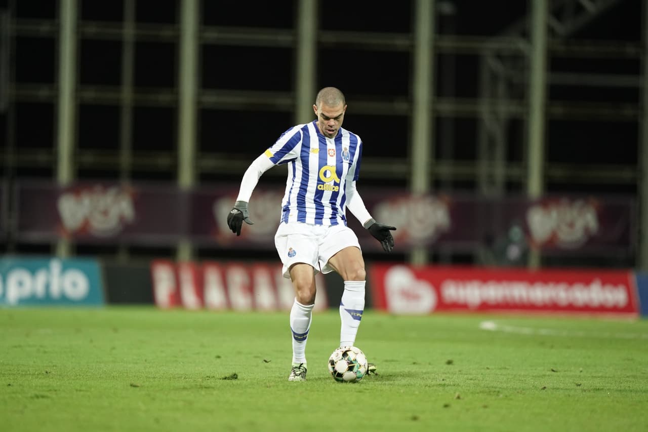 Porto se lleva la victoria ante Nacional después de empatar el encuentro 2-2, durante los primeros 90 minutos. Finalmente, el equipo de Jesus 'Tecatito' Corona, se impuso con una diferencia notable para calificar a cuartos de final de la Copa de Portugal. Díaz, Barbosa, Oliveira y Taremi anotaron para los 'Dragones Azules',