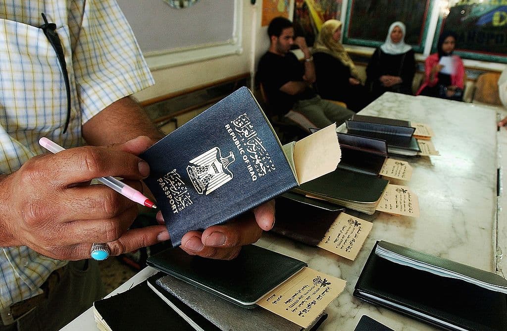 Puesto 3.
<b>Dinamarca</b>,
<b>Italia</b> y
<b>Luxemburgo</b> juntos ocupan el tercer lugar en el índice con acceso sin visado a 187 naciones.
<b>Irak</b> ocupa el penúltimo lugar de la lista pues su pasaporte sólo es aceptado en 27 naciones sin necesidad de una visa. En la imagen una agencia de viajes iraquí comprueba los pasaportes de los ciudadanos que desean viajar fuera de su país.