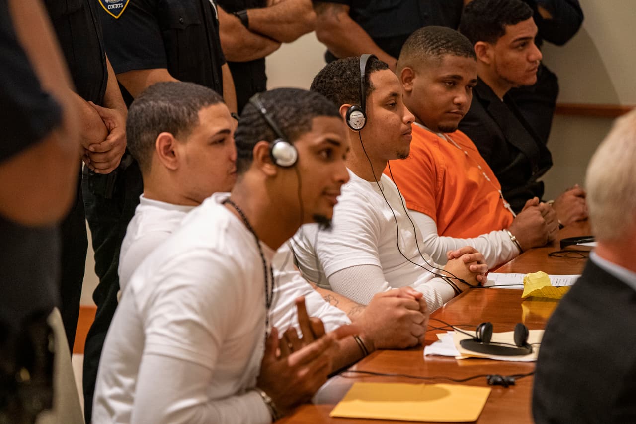 <b>Manuel Rivera</b> (tercero de izquierda a derecha), fue sentenciado a cadena perpetua con 23 años en prisión antes de poder recibir algún beneficio que le permita salir de la cárcel.