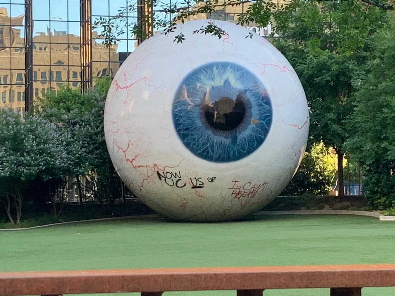 Esta escultura de ojo gigante en el centro de Dallas, también fue vandalizada.