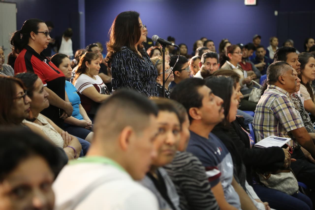 Muchos de los asistentes al foro aprovecharon para hacer preguntas a los abogados de inmigración sobre sus casos específicos.