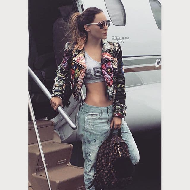 Las polémicas en la vida de Belinda no paran, ahora fue criticada por algunos de sus seguidores por usar una pulsera valorada en casi 50,000 dólares (920,000 pesos), según cifras publicadas por el diario 
<a href="http://www.eluniversal.com.mx/de-ultima/belinda-presume-en-instagram-pulsera-de-casi-un-millon-de-pesos">El Universal</a>.