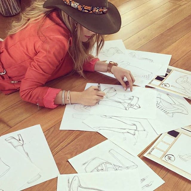 La cantante se encuentra eufórica por esta nueva etapa. “Dibujando, creando, dejándome llevar por una de mis grandes pasiones... la moda 👠” escribió.