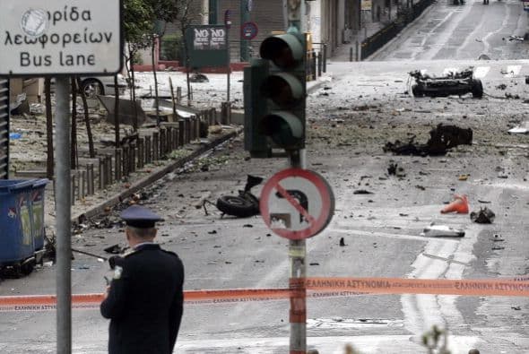 Un coche bomba explotó este jueves ante las puertas del Banco de Grecia, en el centro de Atenas.