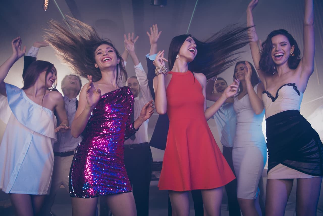 <b>Corrige la postura corporal. </b>El llevar una vida sedentaria, sin ninguna actividad física, provoca que no tengamos fuerza en la espalda, por lo que si incorporas el baile a tu día a día, esta actividad te ayudará a corregir la postura corporal y, por ende, tendrás un cuerpo más erguido.