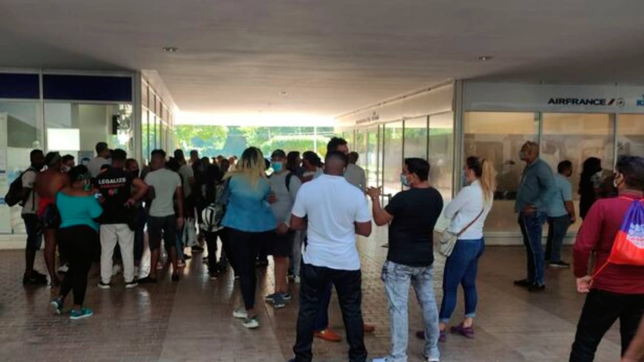 Cubanos protestan frente a las oficinas de Copa y Conviasa en La Habana por la falta de pasajes a Nicaragua