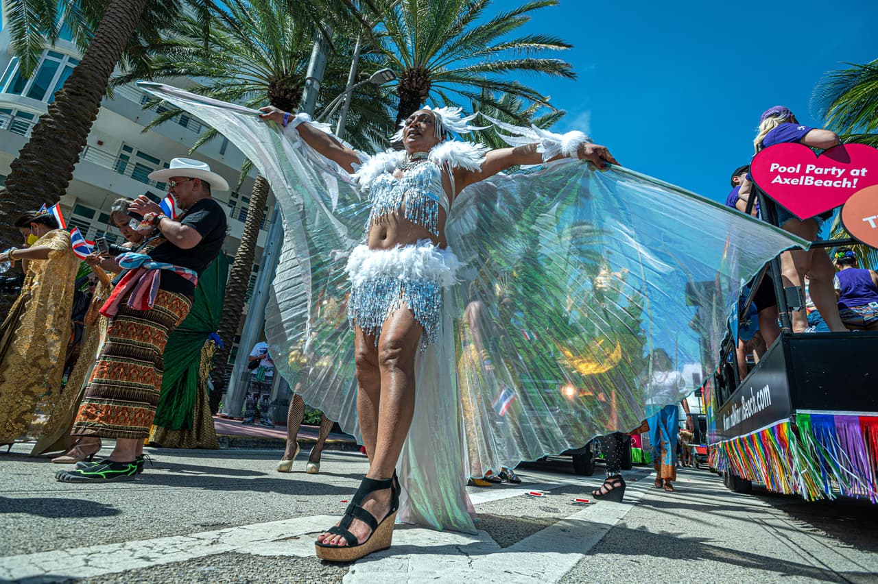 Los participantes estuvieron a lo largo del Lummus Park, en la
<a href="https://www.google.com/maps/place/Ocean+Dr,+Miami+Beach,+FL+33139/data=!4m2!3m1!1s0x88d9b4929f108bd7:0xfa10852c65eae94?sa=X&ved=2ahUKEwjDspTFpY7zAhWBRzABHdO_D3oQ8gF6BAhaEAE" target="_blank">conocida calle Ocean Drive en Miami Beach. </a>
<br>
