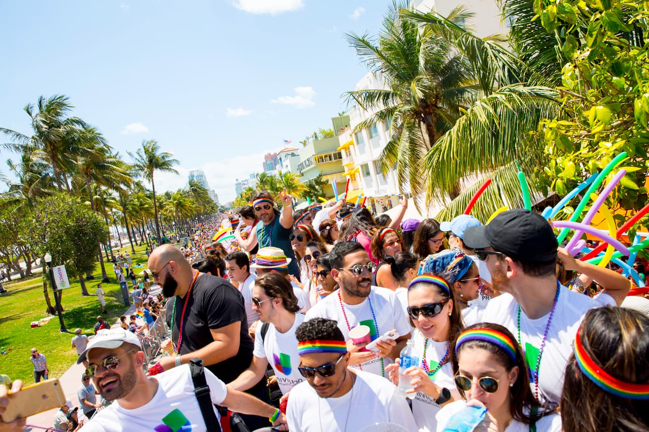 El autobús de Univision se quedó pequeño para tanta gente que quiso participar en el desfile de color.