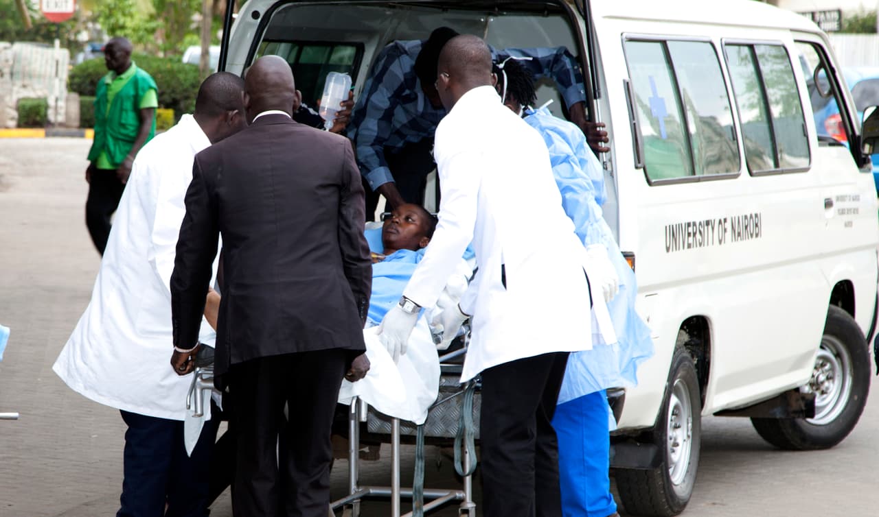 En las escena hay varios autos en fuego y muchas personas en pánico han abandonado el lugar. Algunos han sido trasladados en camillas, mientras los trabajadores y visitantes del complejo hotelero que incluye bares, restaurantes, bancos, oficinas y el hotel intentaban escapar.