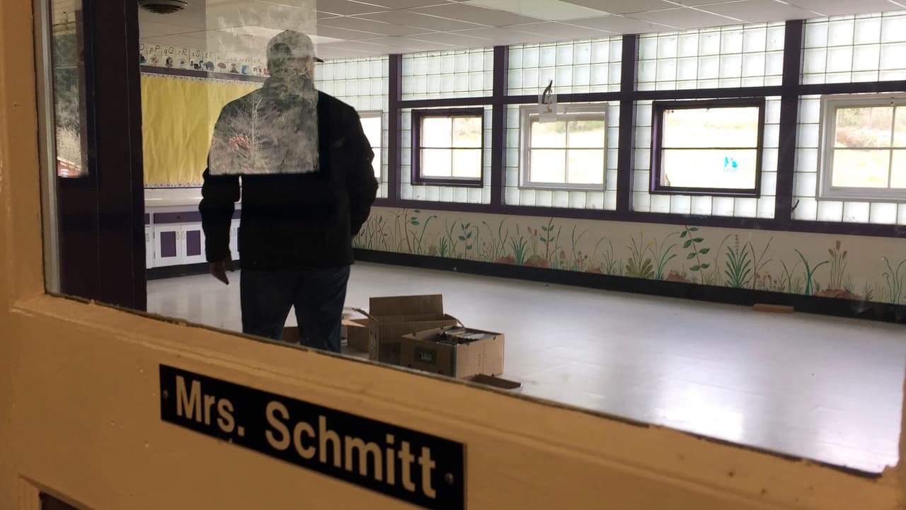 Tiller es un área especial para la recreación al aire libre con un río. La venta incluye 250 acres, múltiples derechos al agua, casi una milla de costa y embarcadero en el río Umpqua y Elk Creek y unos 2 millones de pies de madera comercializable. Zoller dice que 
<b>la compra de un pueblo completo es "una oportunidad para desarrollar negocios con menos burocracia".</b>