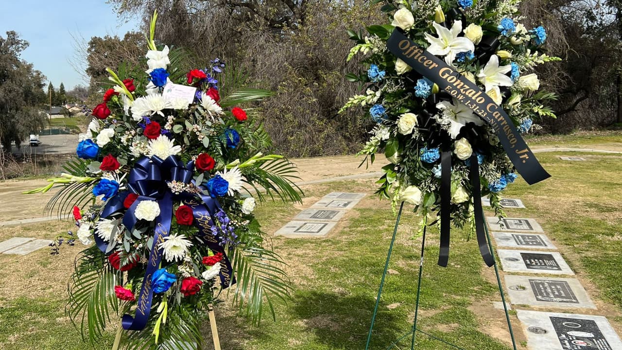 Algunas personas mandaron coronas de flores al Cementerio de Reedley para despedir a Gonzalo.