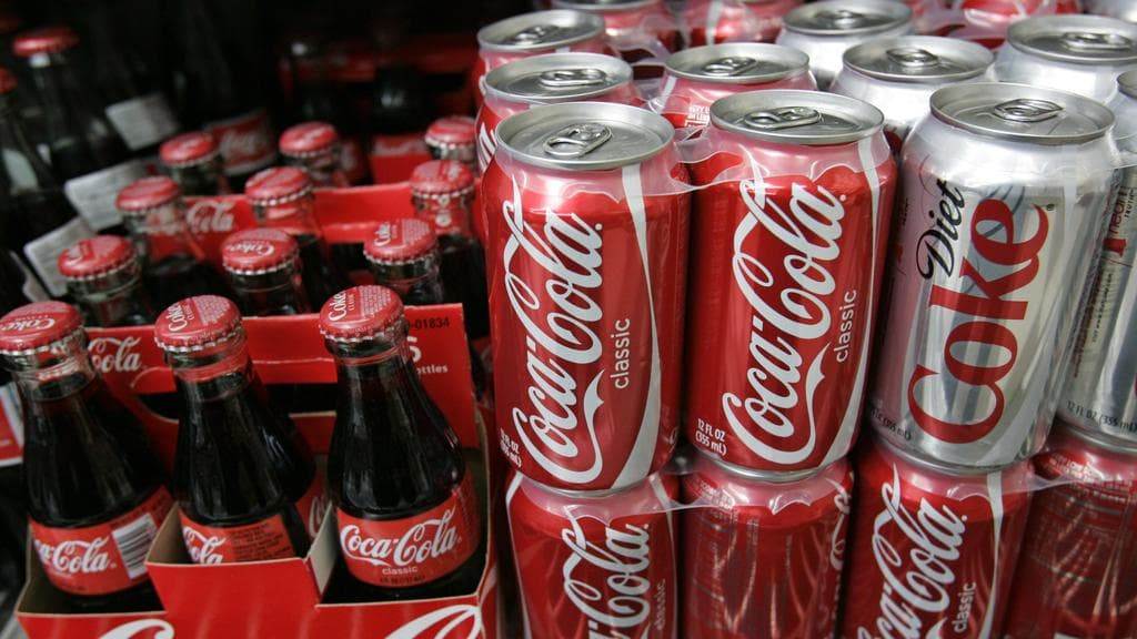 <a href="https://www.wcrf.org/dietandcancer/recommendations/limit-sugar-sweetened-drinks">Limita la presencia de bebidas azucaradas.</a> Consume sobre todo agua y bebidas que no estén edulcoradas. Por cierto: hay pruebas de que 
<a href="https://www.wcrf.org/dietandcancer/exposures/non-alcoholic-drinks">el café probablemente protege</a> contra el cáncer de hígado y endometrio. ¿Están permitidas las bebidas light? La respuesta es negativa: "Los indicios de que las bebidas edulcoradas ayudan a prevenir el incremento de peso no son consistentes", apunta el estudio.