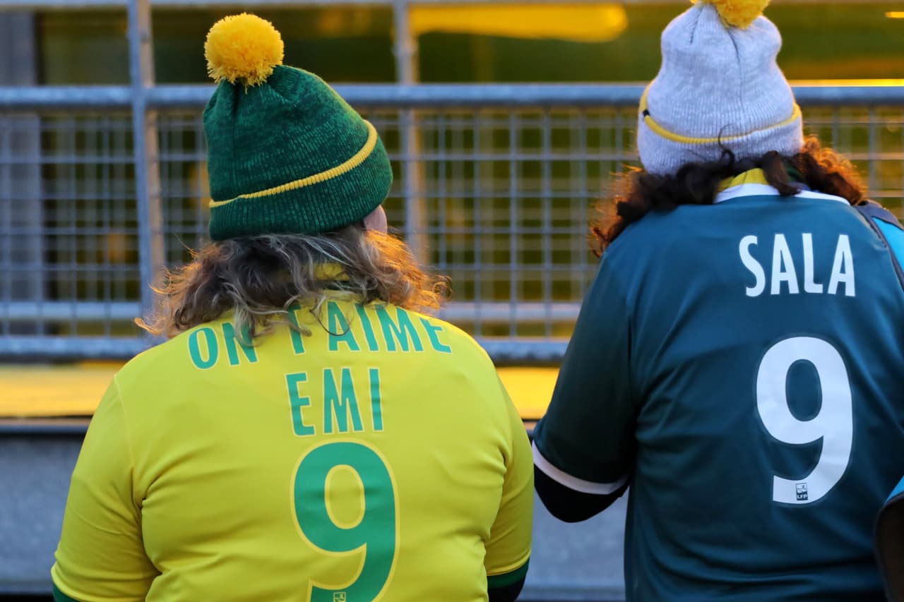 En las afueras del Stade de la Beaujoire - Louis Fonteneau, donde el Nantes F.C. es local, miles de aficionados continuaron sus homenajes a Emiliano Sala. Los mimos se vieron incluso dentro del estadio en donde se prepararon mosaicos, pancartas, playeras alusivas para los jugadores y mucho más.