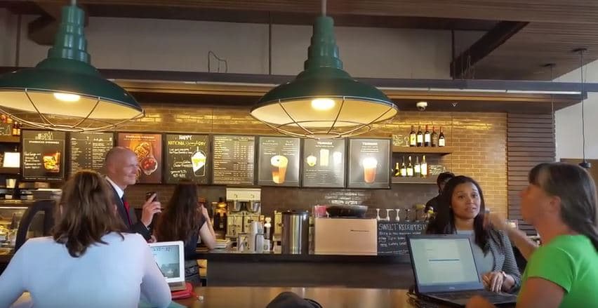 Mujer llama 'imbécil' a Rick Scott en Starbucks de Florida