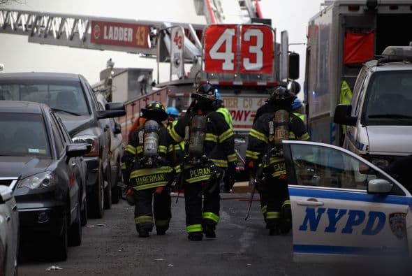 El derrumbe de dos edificios en el barrio de Harlem se debió a una explosión por una fuga de gas y confirmó al menos dos muertos, 18 heridos y varias personas desaparecidas. "La tragedia se originó por una explosión de gas y sabemos que hemos perdido a dos personas y que hay 18 heridos de diversa consideración y varias personas desaparecidas", dijo el alcalde de Nueva York, Bill de Blasio en una conferencia de prensa junto al lugar del siniestro. De Blasio detalló que las autoridades procederán a buscar entre los escombros una vez que los bomberos controlen el incendio, tras explicar que quince minutos antes de la explosión un vecino llamó a la empresa ConEdison para alertar de una fuga de gas