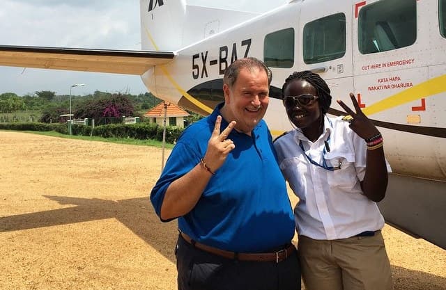 Raúl pudo viajar en avioneta.