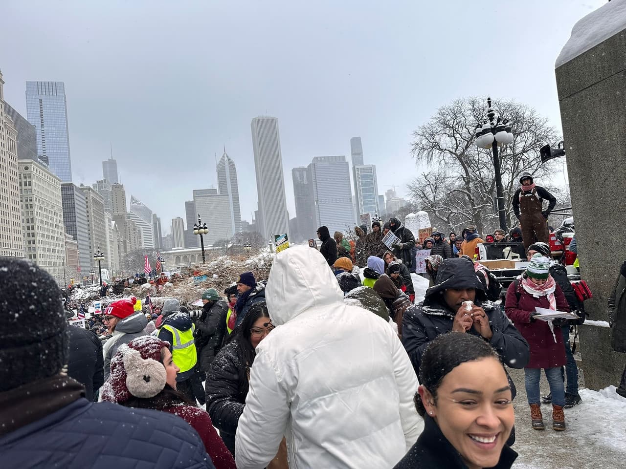 Mientras recorrían las calles de B. Wells, pasando por Michigan y terminando en la Plaza Federal, otro grupo de manifestantes se unió a la misma causa y gritó de manera unida contra la conformidad ante los recientes asesinatos, 
<a href="https://www.univision.com/local/chicago-wgbo/pudo-haber-sido-cualquiera-temor-tras-la-muerte-de-una-mujer-baleada-por-ice-en-minneapolis-video" target="_blank">como el de Renne Good </a>, ocurrido hace apenas tres semanas en Minneapolis y quien fue asesinada por agentes federales.
