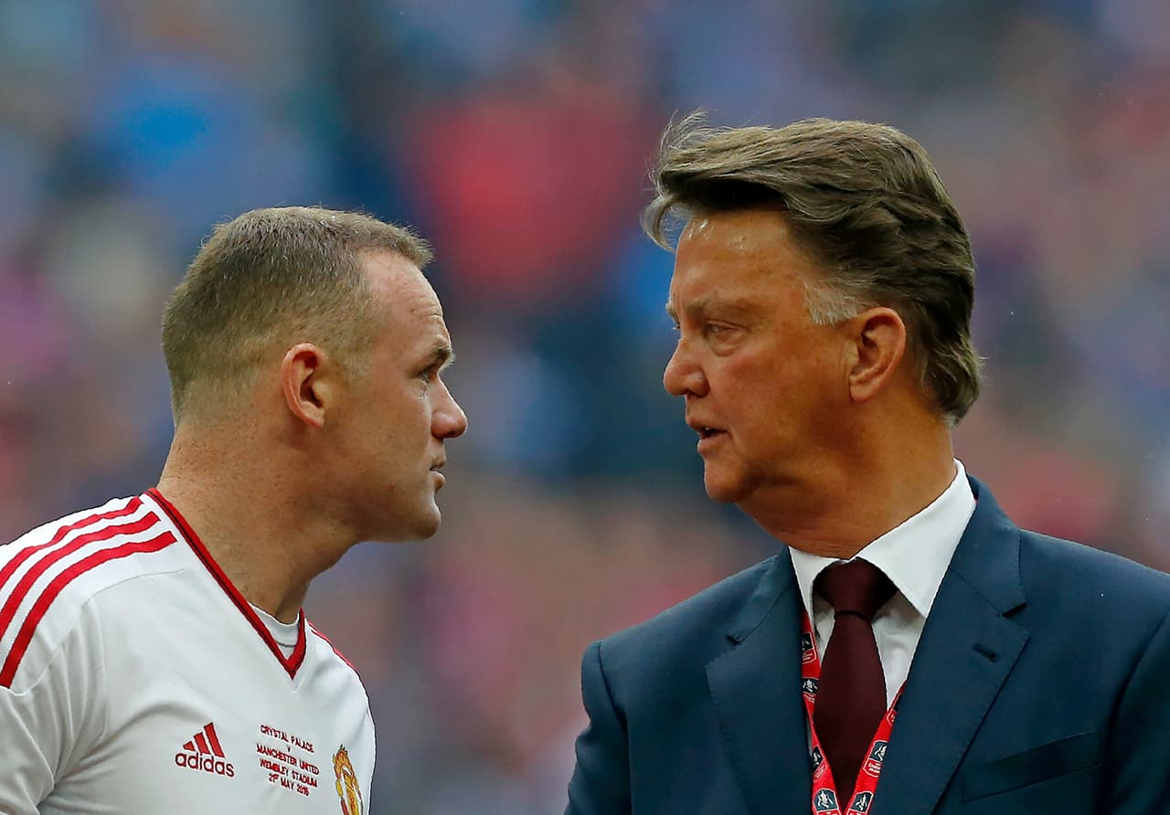 Al arranque del partido Louis Van Gaal y Wayne Rooney intercambian impresiones, el DT holandés pidiendo a su capitán que ponga el máximo.