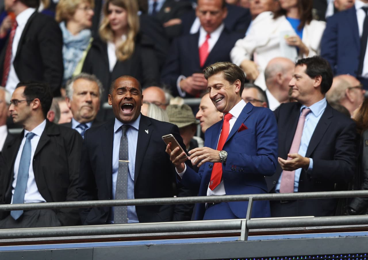 La directiva del Crystal encabezada por Steve Parish estaba muy contenta en la tribuna antes del silbatazo.