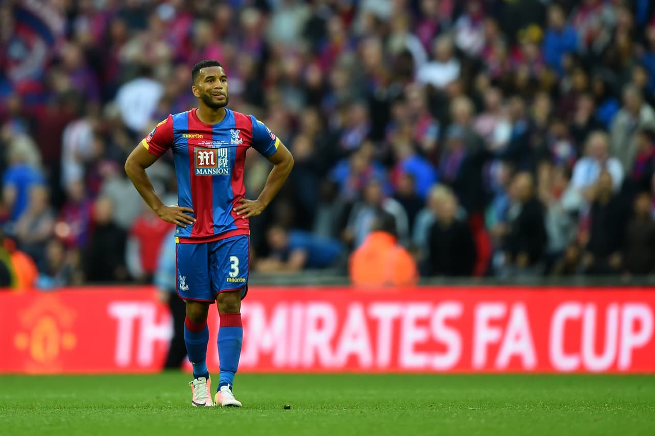 Adrian Mariappa reflejaba la soledad de la derrota pese a estar en un estadio lleno.