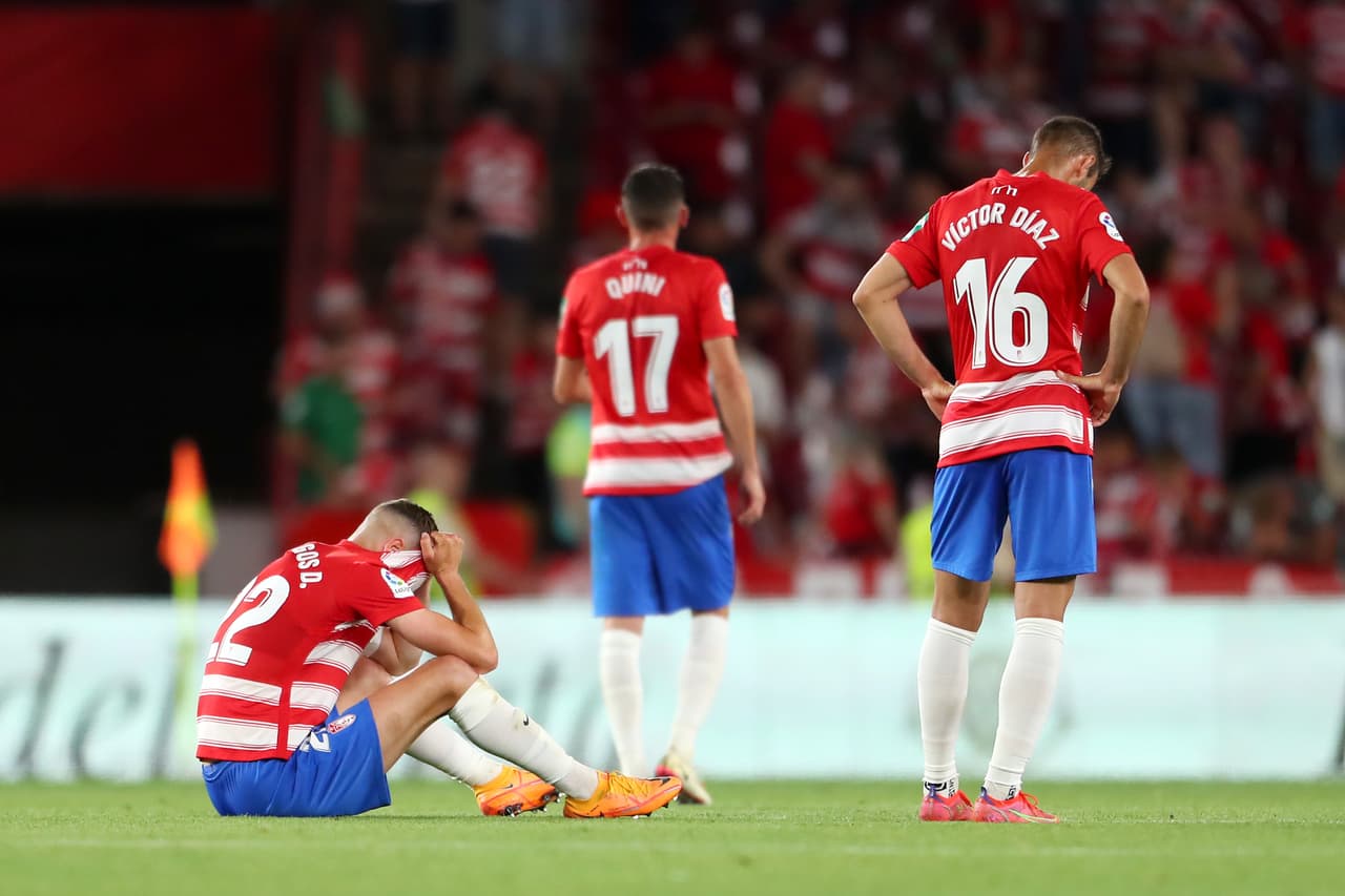 Mallorca derrotó 0-2 a Osasuna y Cádiz 0-1 al Alavés, ambos de visitantes para que evitaran el descenso; Granada pierde la categoría en España con un penal fallado.