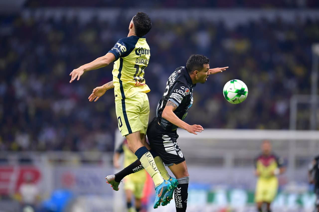 Un gol de penal de Nico Ibáñez al 82' le dio el dramático empate al Pachuca en la ida de Semifinales ante América celebrado en el Estadio Azteca.