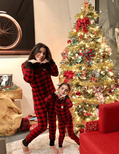 Alessandra y Aitana recibieron la navidad con divertidas fotografías frente al tradicional árbol.
<br>