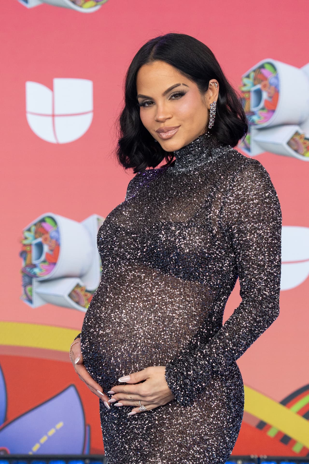 <b>Natti Natasha</b> se robó los corazones de todos con su vestido negro con brillantes.