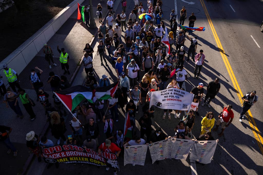 <b><a href="https://www.univision.com/noticias/justicia/fuerza-utilizado-contra-george-floyd-fue-innecesaria-juicio-contra-derek-chauvin" target="_blank">George Floyd</a> </b>fue recordado como un ser 
<b>humano íntegro</b>, 
<b>amable</b>, 
<b>con fe y sentido del humor,</b> más allá del 
<b>arresto que marcó su muerte</b>. Al acercarse la conmemoración de los cinco años de su asesinato, miles de personas marcharon el miércoles 21 de mayo, en la ciudad de Los Angeles, California.