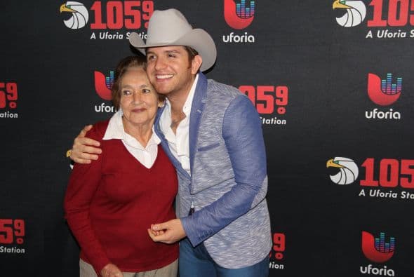 El Dasa no solo deleitó a sus fans con su voz y carisma, también compartió con ellos tomándose fotos antes del concierto. 