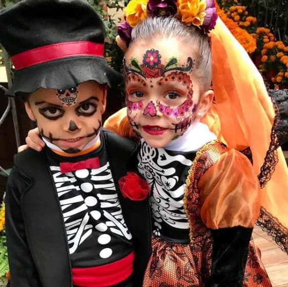 Eso sí: Elizabeth Álvarez 
<a href="https://www.univision.com/famosos/elizabeth-alvarez-jorge-salinas-no-compran-juguetes-hijos-fotos">confesó en agosto del 2021</a> que también pueden ser padres exigentes, pues no les regalan juguetes a sus hijos. En cambio, les pagan a Máxima y León por hacer quehaceres en la casa y con ese dinero ellos se pueden comprar lo que deseen.