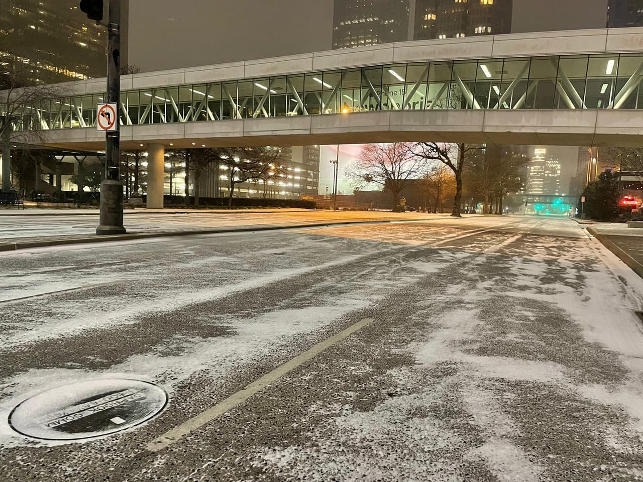 Las calles del centro de Dallas pocas veces se ven así: solas y cubiertas de blanco. Esta fotografía es en el cruce de Pearl St. y Bryan St. a las 5:00 am en el centro de Dallas.