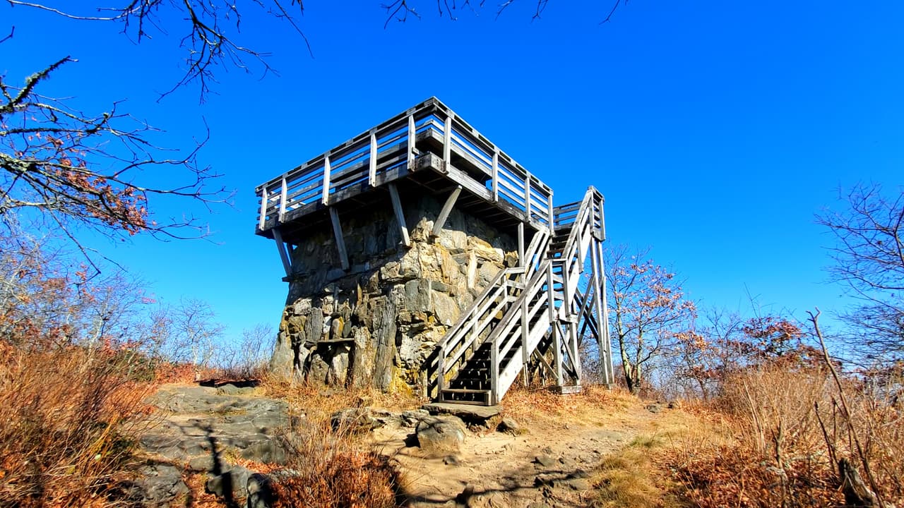 Al llegar a la cima, los visitantes encontrarán este mirador de piedra.