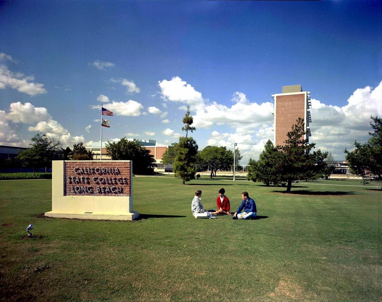 <b>Universidad Estatal de California, Long Beach, (27º a nivel nacional)</b>
<br>
<b>Costo estimado anual sin ayuda financiera: </b>$25,400
<br>
<b>Costo estimado anual con ayuda financiera: </b>$9,900
<br>
<b>% estudiantes obtienen becas: </b>71%
<br>
<b>% graduación:</b> 69%
<br>
<b>Salario promedio anual estimado:</b> $48,800