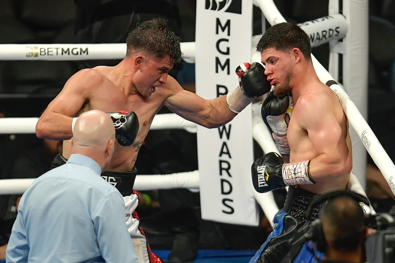 Previamente, Aaron Silva dio la sorpresa al derrotar por TKO al favorito Alexis Espino en cuatro rounds tras una serie de golpes que no fueron respondidos por su rival y así mantener el invicto.