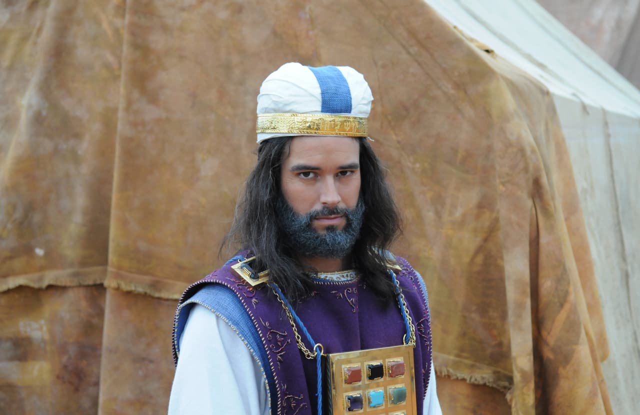 Bernardo Velasco es 
<b>Eleazar</b>. Es el sacerdote jefe, gran amigo y confidente de Josué. Al igual que su esposa, disfruta relatando historias del pasado de los hebreos.