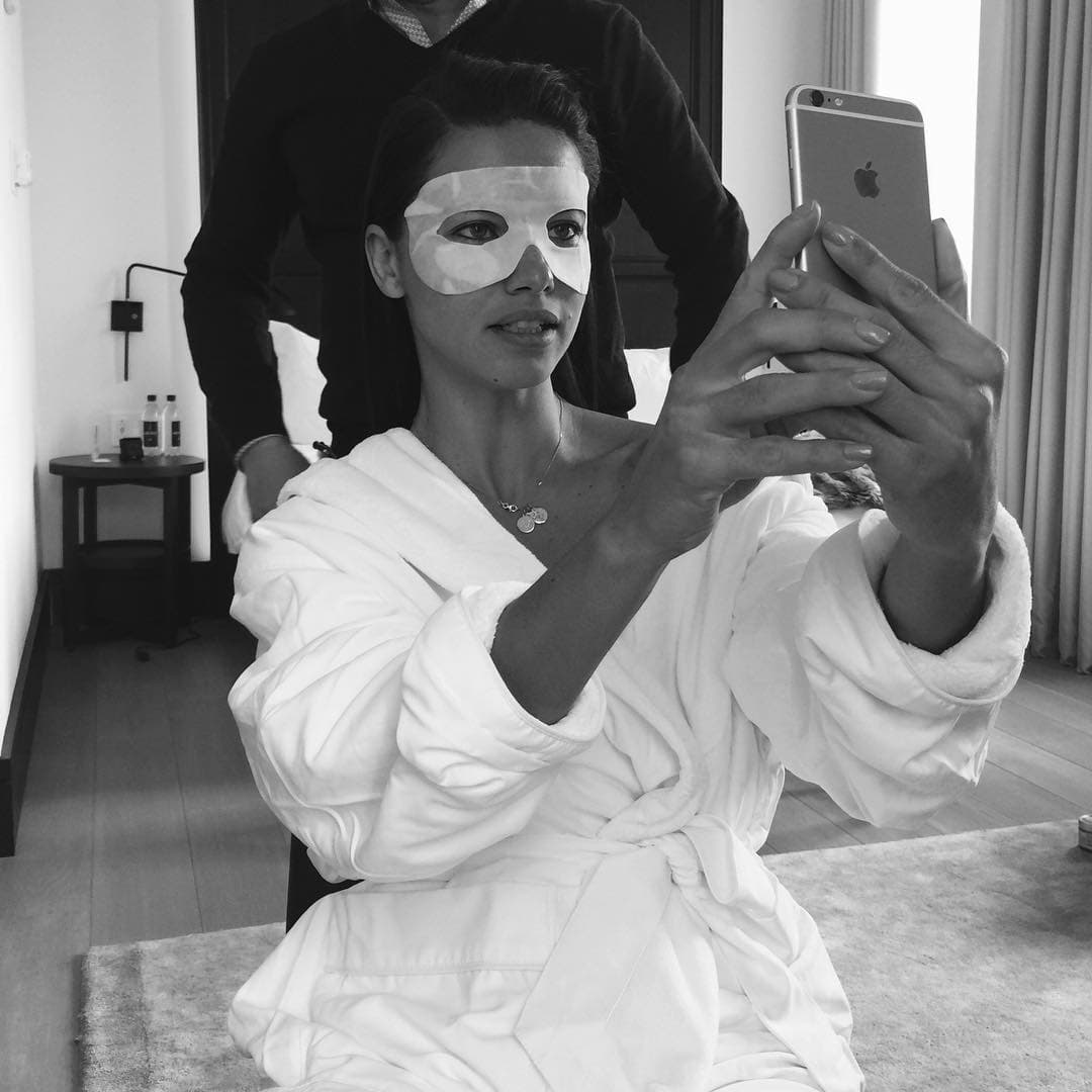 Adriana Lima refrescó su mirada para lucir radiante sobre la alfombra.