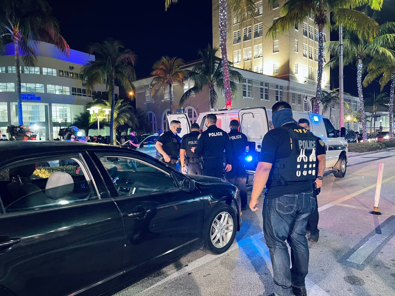 Decenas de policías en uniforme y encubiertos vigilan Miami Beach este fin de semana 