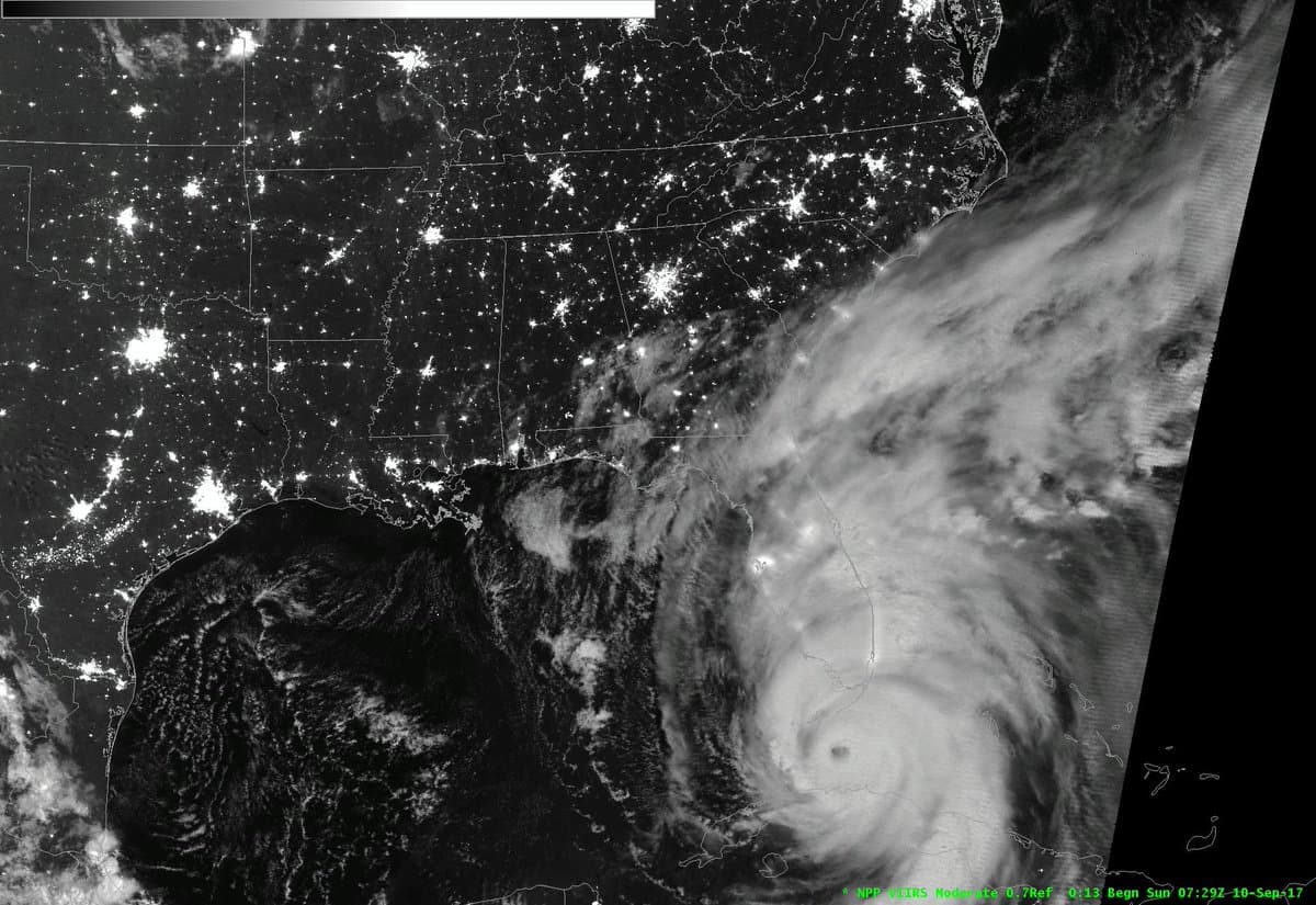 Fotografía tomada antes del amanecer del 10 de septiembre, Irma de camino a la península de Florida.
