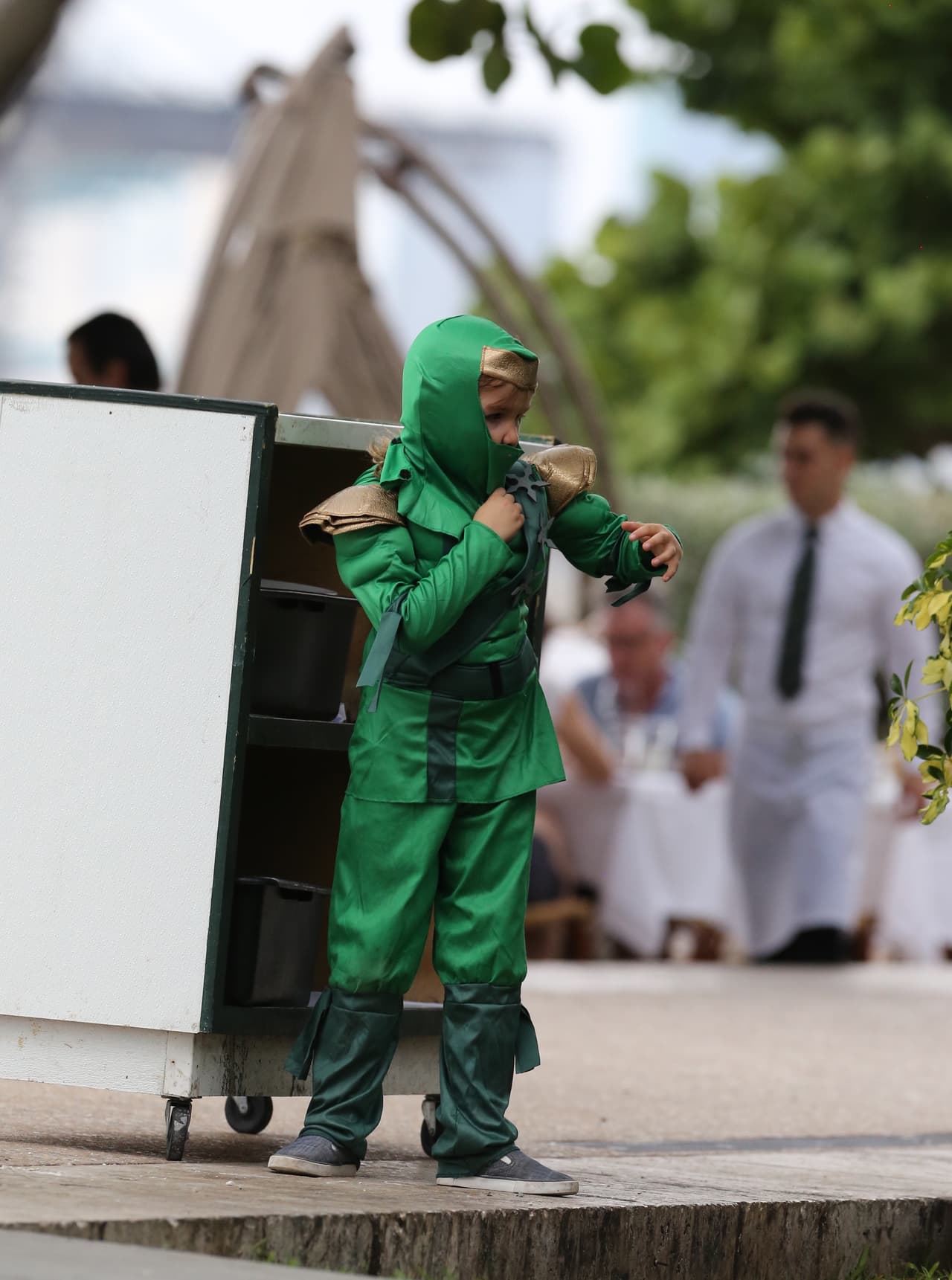 Andrea esta disfrazado de ninja.