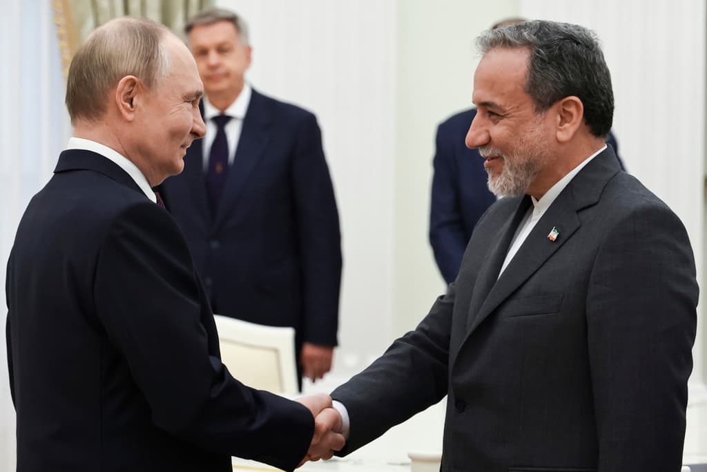 Putin recibió en Moscú al canciller iraní. (Alexander Kazakov, Sputnik, Kremlin Pool Photo via AP)