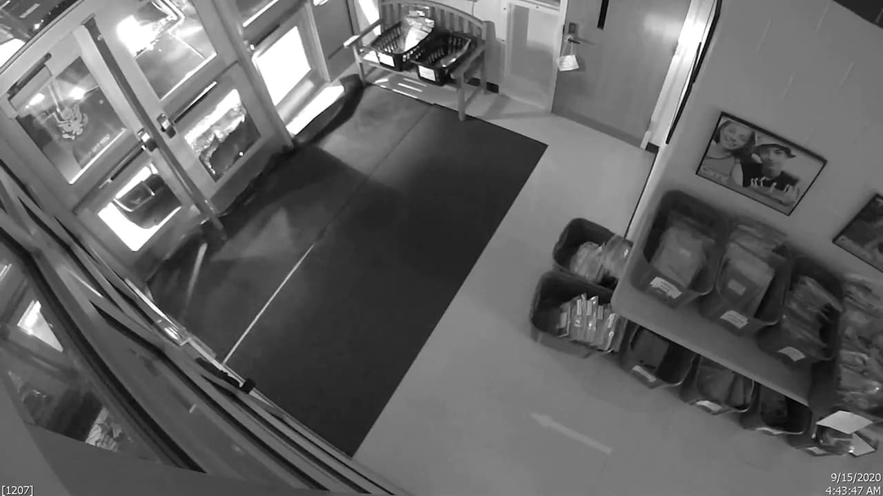 Policía busca a conductor de auto que se estrelló intencionalmente contra una escuela en Nueva Jersey