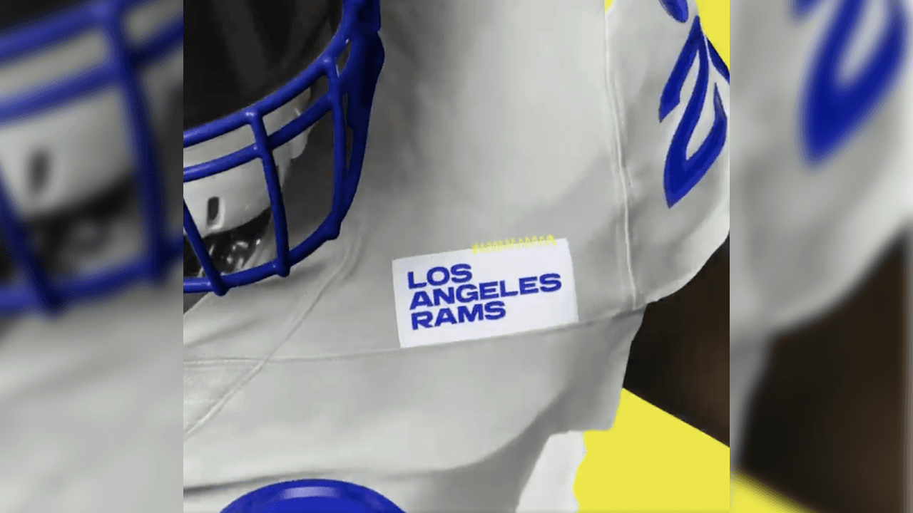 El jersey en color blanco tiene un parche con la leyenda 'Los Angeles Rams'.