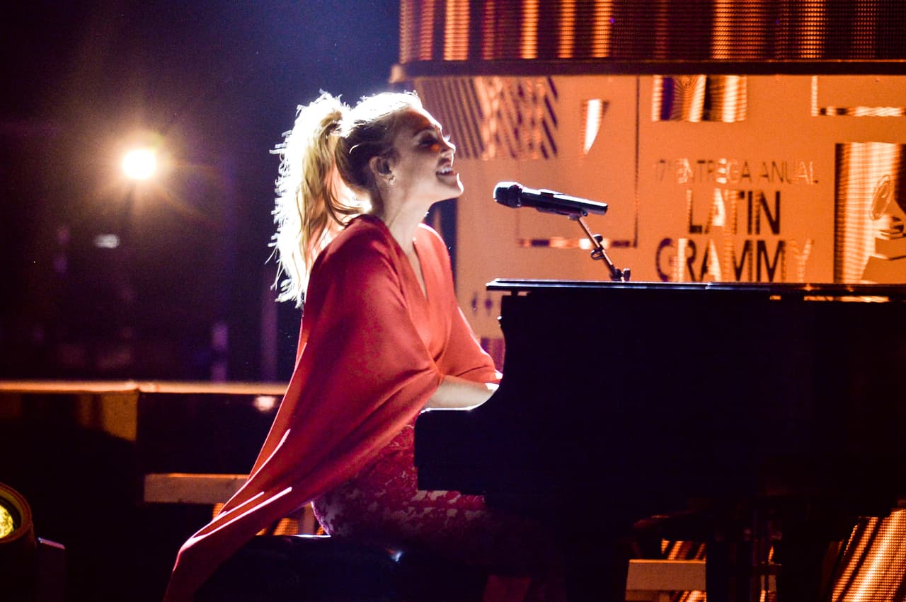 Rachel Platten nos dio otro emotivo número de la noche.