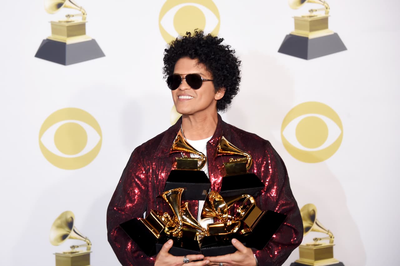 <b>Bruno Mars </b>
<br>Sin duda alguna, Mars es un ícono de la música pop y con temas como ‘Leave the Door Open’ y ‘Talking to the Moon’ el hawaiano ha conquistado a sus millones de seguidores.