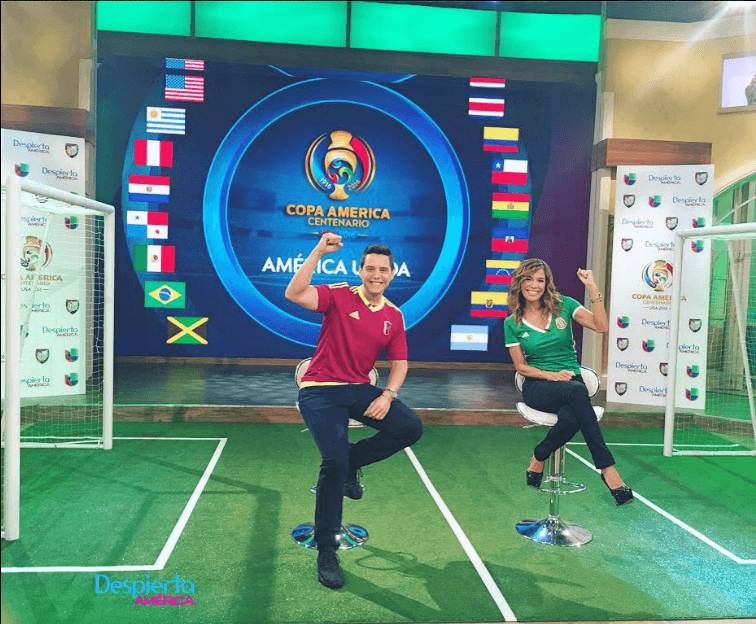 La pasión futbolera se apoderó de Alejandro y Karlita.
