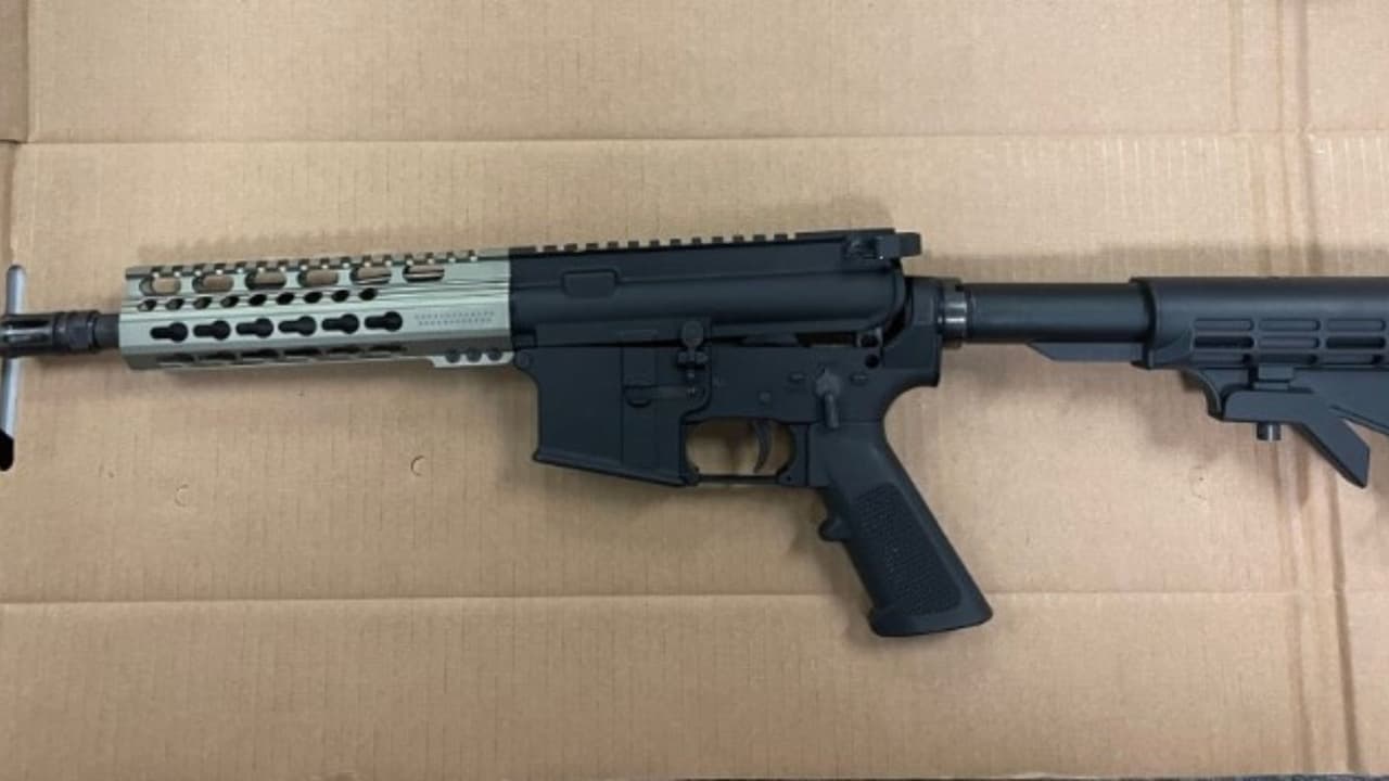 Este rifle fue hallado en el vehículo de Solima. Las autoridades dijeron que estaba cargado y es del mismo calibre que los casquillos hallados en Tesla.