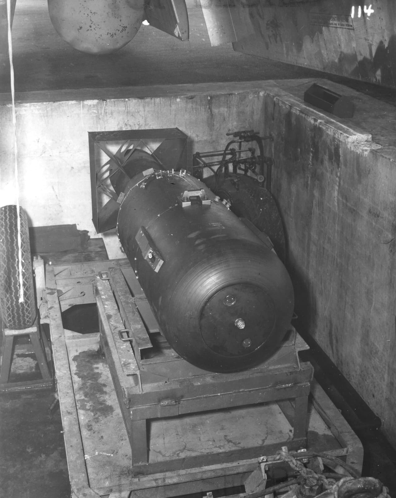 La bomba atómica que explotó en Hiroshima antes del lanzamiento, llamada 'Little Boy', y fue cargada en el bombardero 'Enola Gay'.
<br>
<br>
<a href="https://www.univision.com/noticias/armas-nucleares/estas-son-las-fotografias-de-pruebas-nucleares-estadounidenses-ocultas-por-mas-de-60-anos-fotos"><u>Vea aquí las fotografías de las pruebas nucleares estadounidenses que estuvieron ocultas por más de 60 años</u></a>