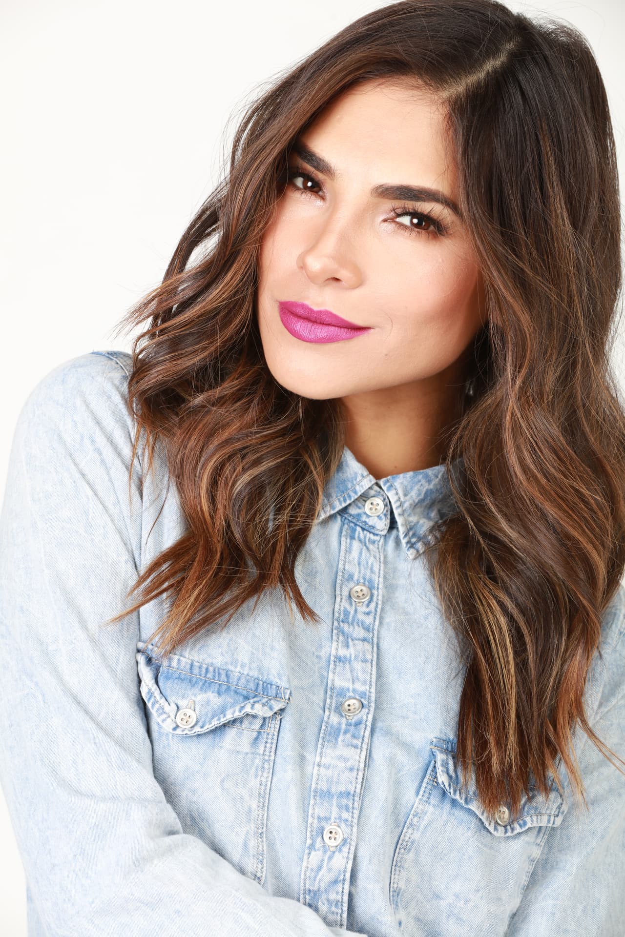 "El modelaje es casi como la actuación", asegura Alejandra sobre cómo se debe posar para lograr una foto espectacular. Mira 
<b><a href="http://www.univision.com/shows/la-reina-de-la-cancion/capitulo-4-alejandra-la-de-tijuana-en-la-alejandra-te-dice-como-lucir-como-una-estrella-video" target="_blank">el video</a></b> de cómo se realizó su sesión fotográfica para conquistar al mercado norteamericano.